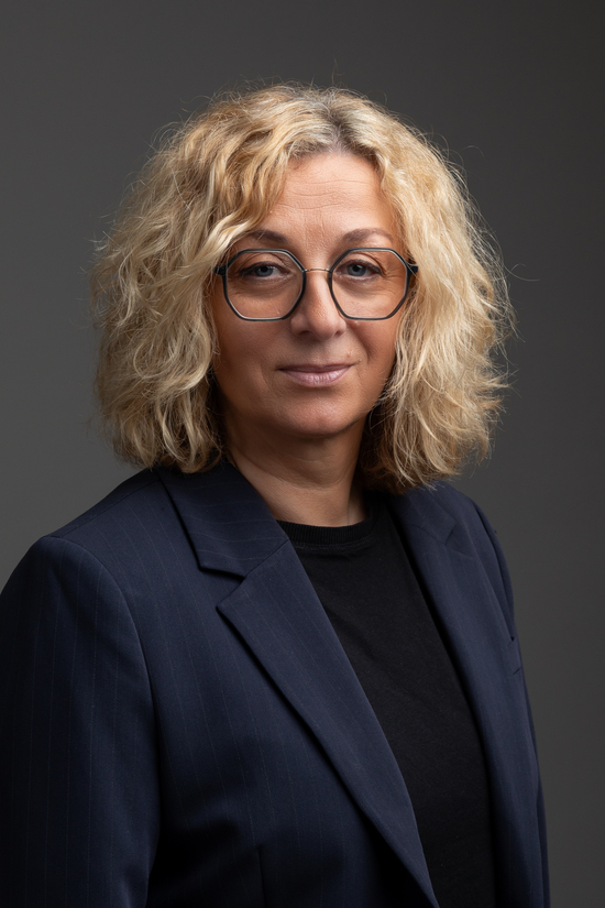 Joanna Peradzyńska – Prodziekan ds. kierunków audiofonologii z protetyką słuchu, higieny stomatologicznej oraz logopedii ogólnej i klinicznej Wydziału Lekarsko-Stomatologicznego Warszawskiego Uniwersytetu Medycznego, zdjęcie portretowe